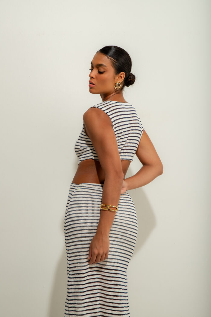 Vestido com elástico na cintura e argola na frente