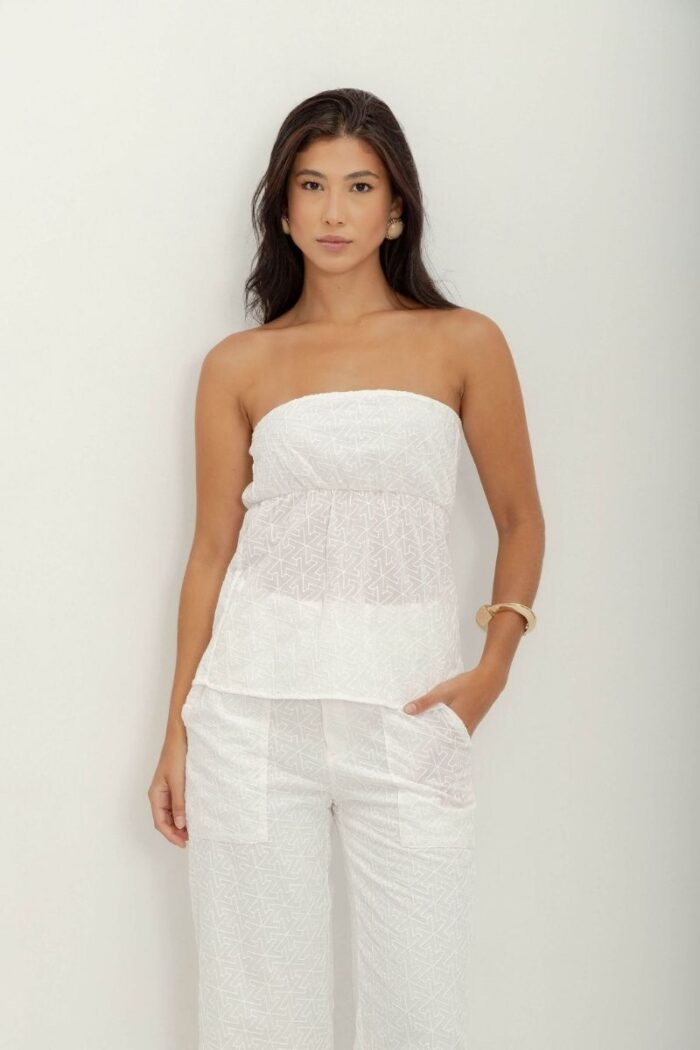Blusa tomara que caia bordado veneto contém elástico que oferece ajuste perfeito e liberdade de movimento. O bordado agrega um toque de elegância ao visual