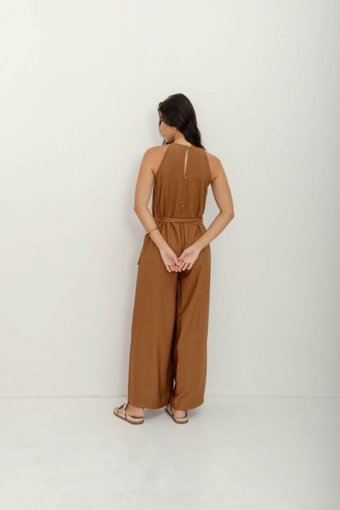 Macacão amplo curtininha: uma peça moderna e versátil que combina conforto e estilo em um design único, perfeito para diversas ocasiões.