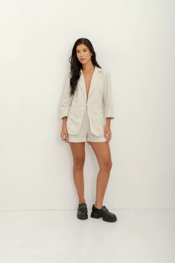 O conjunto blazer e short linho, contém o blazer forrado e manga 7/8, fechamento com colchete, enquanto o short complementa o visual com estilo e conforto.