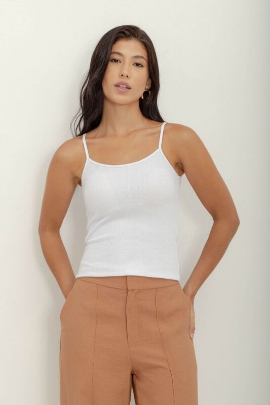 A Regata Básica canelada é uma peça básica e versátil, com tecido canelado e alças finas, perfeita para criar looks simples e elegantes em qualquer ocasião.