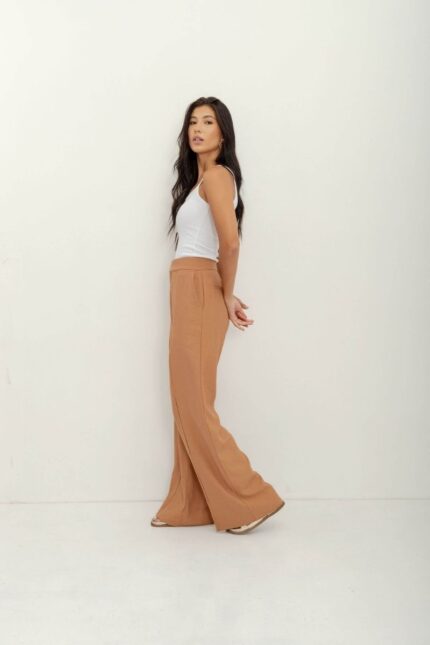 A Calça Crepe Zara Nervura apresenta zíper frontal, abotoamento com colchete e detalhes em nervuras, combinando estilo e praticidade em uma única peça