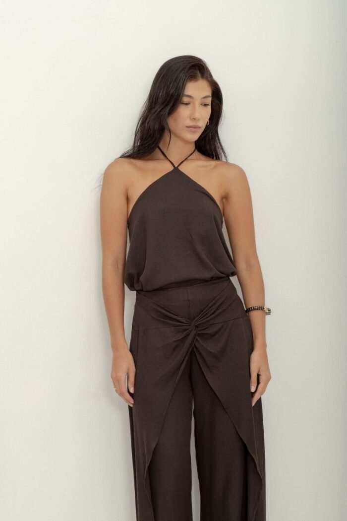 Conjunto calça com nó blusa cavada é ideal para quem busca um visual descontraído com um toque de sofisticação e personalidade.