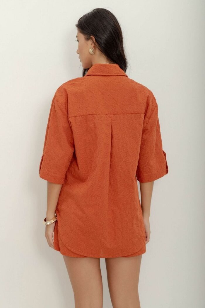 Camisa bordado Veneto com top incluso: uma peça sofisticada com elegância contemporânea, perfeita para um visual distinto e versátil em qualquer ocasião