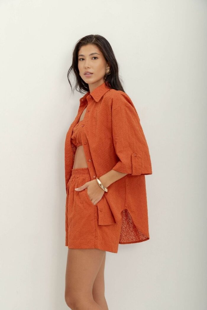 Camisa bordado Veneto com top incluso: uma peça sofisticada com elegância contemporânea, perfeita para um visual distinto e versátil em qualquer ocasião