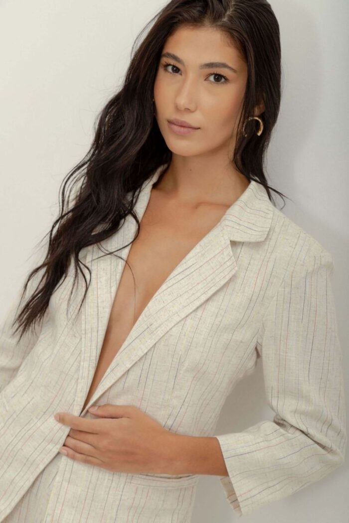 O conjunto blazer e short linho, contém o blazer forrado e manga 7/8, fechamento com colchete, enquanto o short complementa o visual com estilo e conforto.
