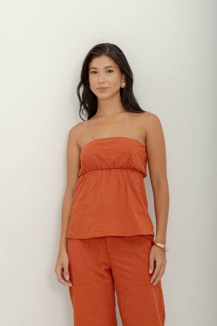 Blusa tomara que caia bordado veneto contém elástico que oferece ajuste perfeito e liberdade de movimento. O bordado agrega um toque de elegância ao visual