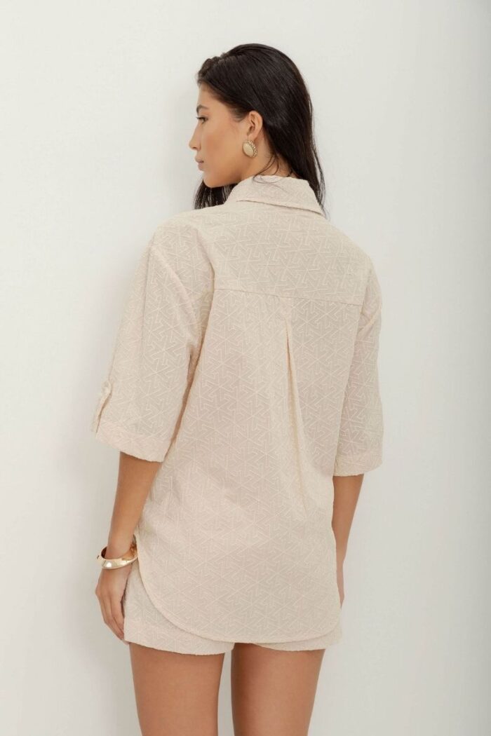 Camisa bordado Veneto com top incluso: uma peça sofisticada com elegância contemporânea, perfeita para um visual distinto e versátil em qualquer ocasião