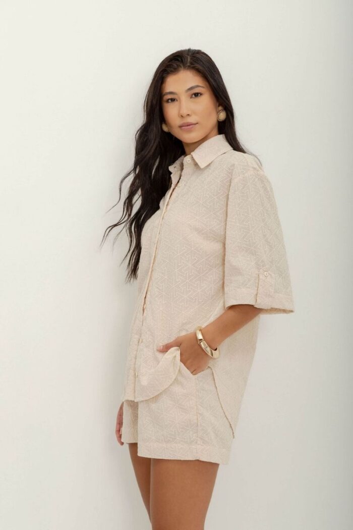 Camisa bordado Veneto com top incluso: uma peça sofisticada com elegância contemporânea, perfeita para um visual distinto e versátil em qualquer ocasião