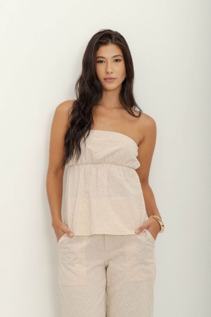 Blusa tomara que caia bordado veneto contém elástico que oferece ajuste perfeito e liberdade de movimento. O bordado agrega um toque de elegância ao visual