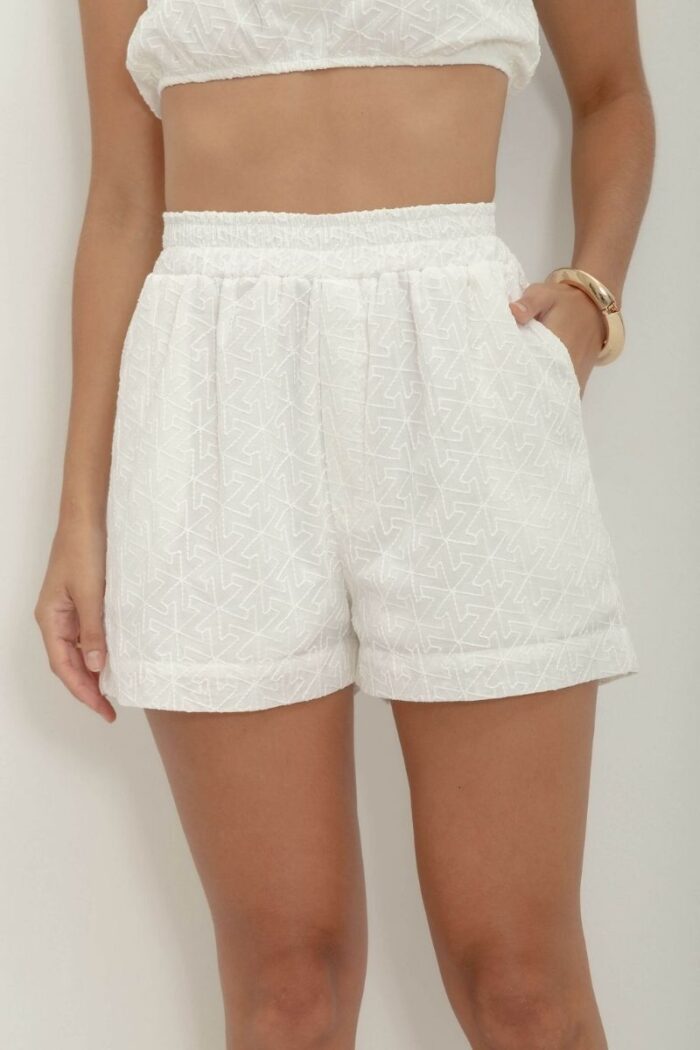 Short Bordado Veneto combina elegância e estilo em um design único, ideal para adicionar um toque de sofisticação aos seus looks de verão