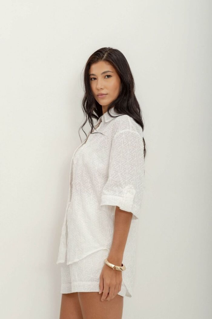 Camisa bordado Veneto com top incluso: uma peça sofisticada com elegância contemporânea, perfeita para um visual distinto e versátil em qualquer ocasião