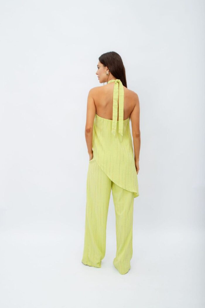 Conjunto Assimétrico Gota: Calça pantalona, bolsos laterais e cós de elástico. Blusa com modelagem assimétrica, detalhe de gota e amarração no pescoço.