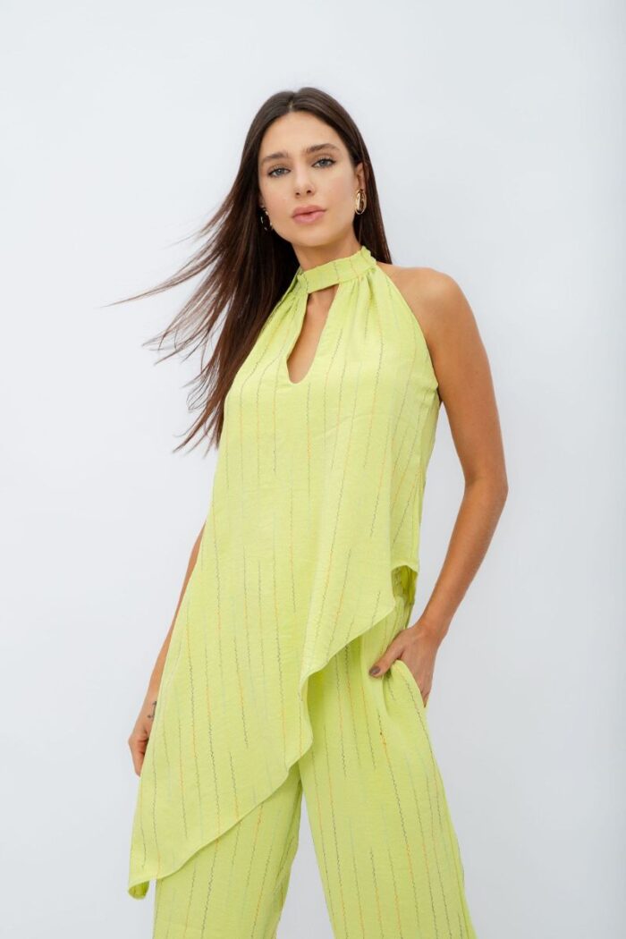 Conjunto Assimétrico Gota: Calça pantalona, bolsos laterais e cós de elástico. Blusa com modelagem assimétrica, detalhe de gota e amarração no pescoço.