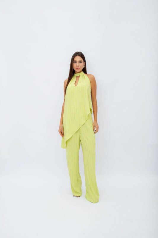 Conjunto Assimétrico Gota: Calça pantalona, bolsos laterais e cós de elástico. Blusa com modelagem assimétrica, detalhe de gota e amarração no pescoço.