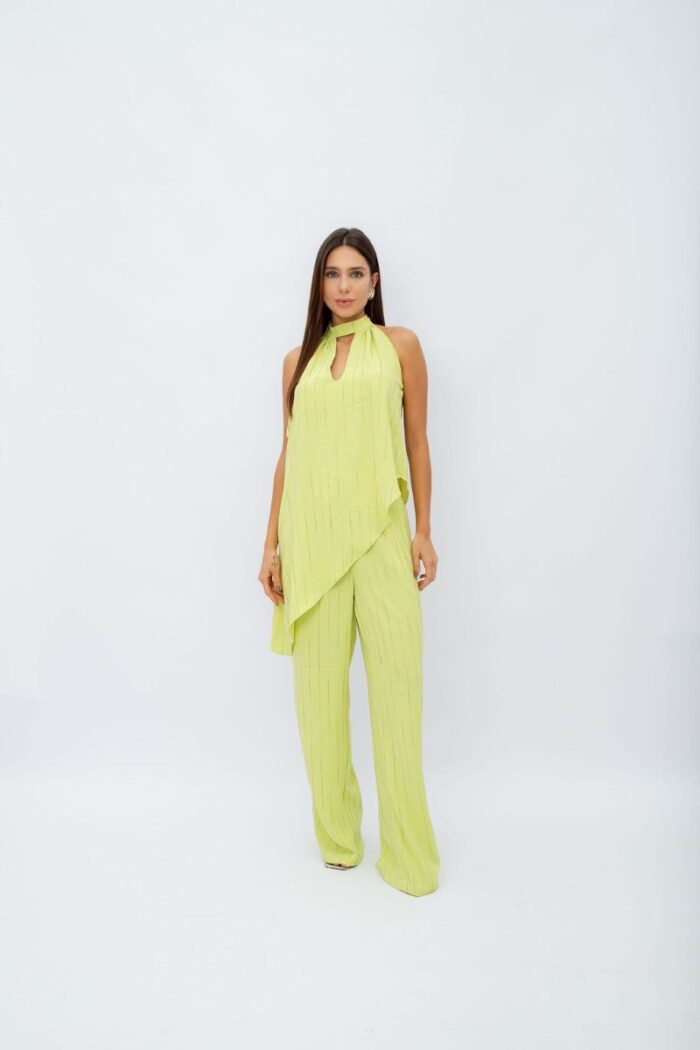 Conjunto Assimétrico Gota: Calça pantalona, bolsos laterais e cós de elástico. Blusa com modelagem assimétrica, detalhe de gota e amarração no pescoço.