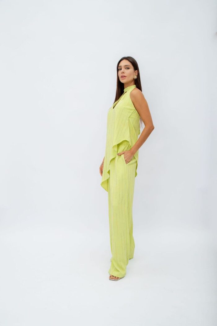 Conjunto Assimétrico Gota: Calça pantalona, bolsos laterais e cós de elástico. Blusa com modelagem assimétrica, detalhe de gota e amarração no pescoço.