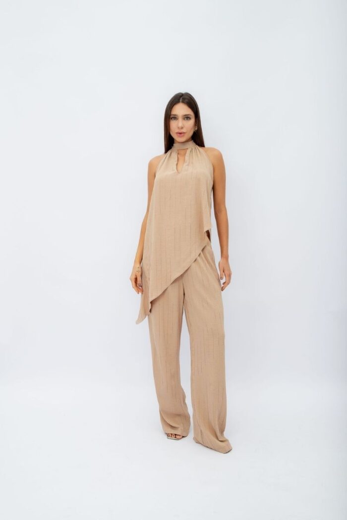 Conjunto Assimétrico Gota: Calça pantalona, bolsos laterais e cós de elástico. Blusa com modelagem assimétrica, detalhe de gota e amarração no pescoço.