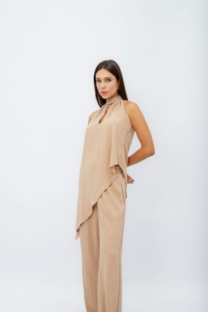 Conjunto Assimétrico Gota: Calça pantalona, bolsos laterais e cós de elástico. Blusa com modelagem assimétrica, detalhe de gota e amarração no pescoço.