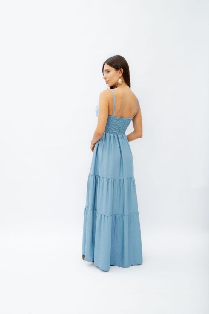 Vestido Azul Íris contém design midi decotado, lastex nas costas e regulador nas alças, saia em 3 marias. Perfeito para qualquer ocasião.