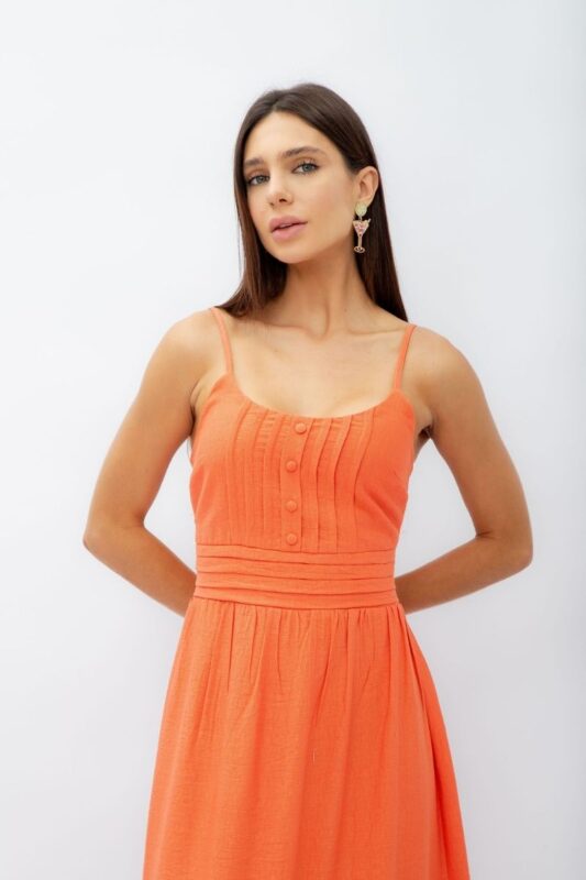 Vestido Renda Tangerina: este vestido longo apresenta um delicado detalhe de renda no centro, lastex nas costas, pala do busto com pregas e botões falsos.