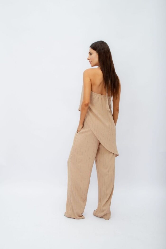 Conjunto Assimétrico Gota: Calça pantalona, bolsos laterais e cós de elástico. Blusa com modelagem assimétrica, detalhe de gota e amarração no pescoço.