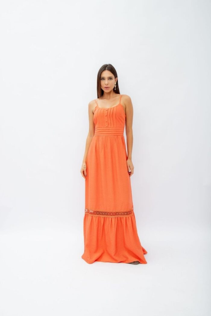 Vestido Renda Tangerina: este vestido longo apresenta um delicado detalhe de renda no centro, lastex nas costas, pala do busto com pregas e botões falsos.