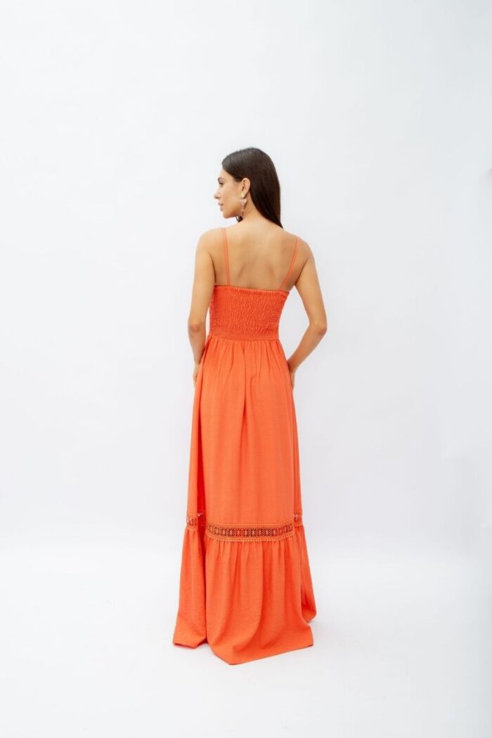 Vestido Renda Tangerina: este vestido longo apresenta um delicado detalhe de renda no centro, lastex nas costas, pala do busto com pregas e botões falsos.