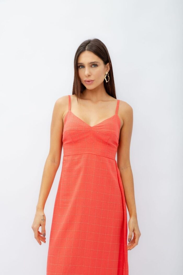 Vestido Linho Aurora contém design midi e fendas laterais, lastex nas costas, regulador de alças e bojo recortado. Perfeito para qualquer ocasião.