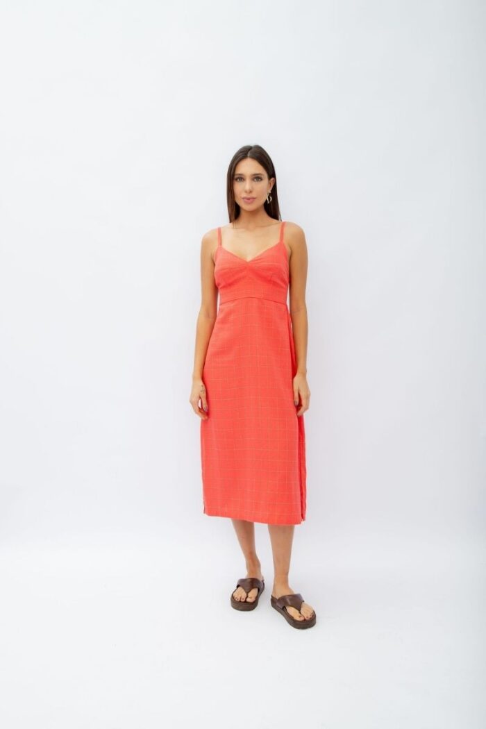 Vestido Linho Aurora contém design midi e fendas laterais, lastex nas costas, regulador de alças e bojo recortado. Perfeito para qualquer ocasião.