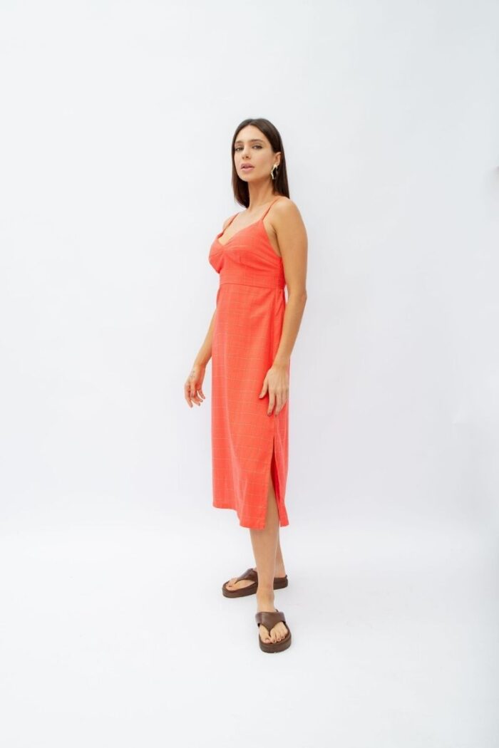 Vestido Linho Aurora contém design midi e fendas laterais, lastex nas costas, regulador de alças e bojo recortado. Perfeito para qualquer ocasião.