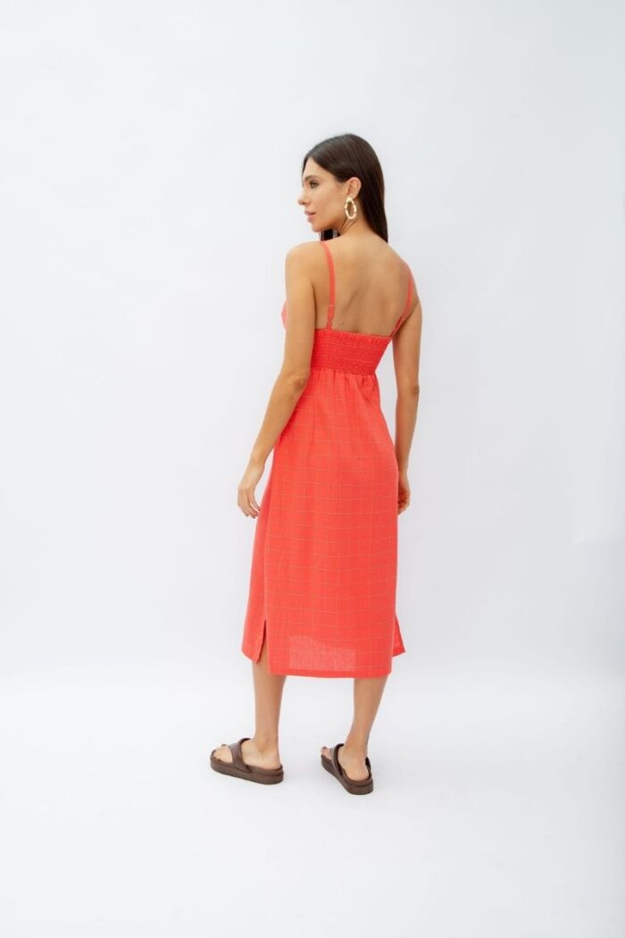 Vestido Linho Aurora contém design midi e fendas laterais, lastex nas costas, regulador de alças e bojo recortado. Perfeito para qualquer ocasião.