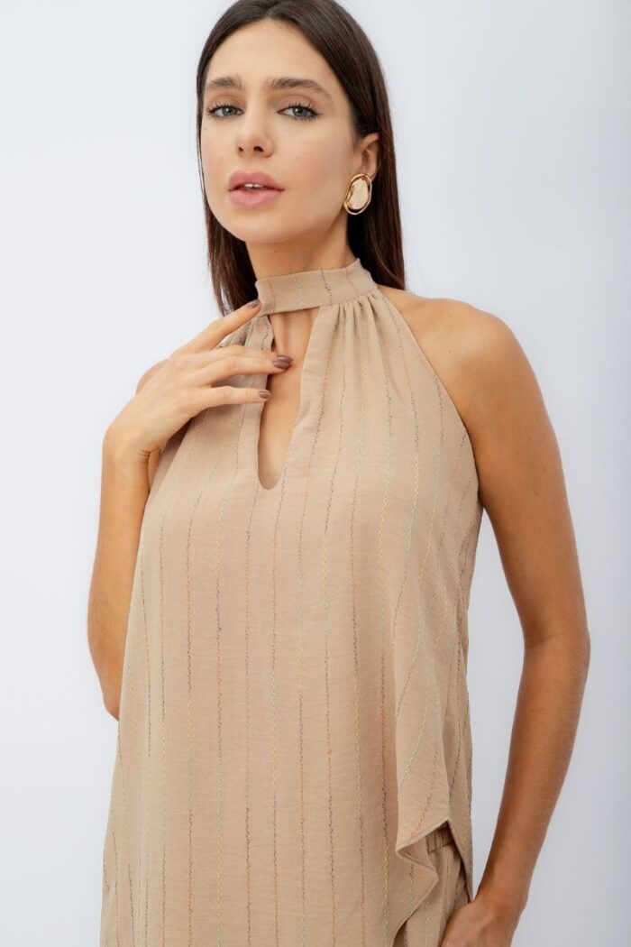 Conjunto Assimétrico Gota: Calça pantalona, bolsos laterais e cós de elástico. Blusa com modelagem assimétrica, detalhe de gota e amarração no pescoço.