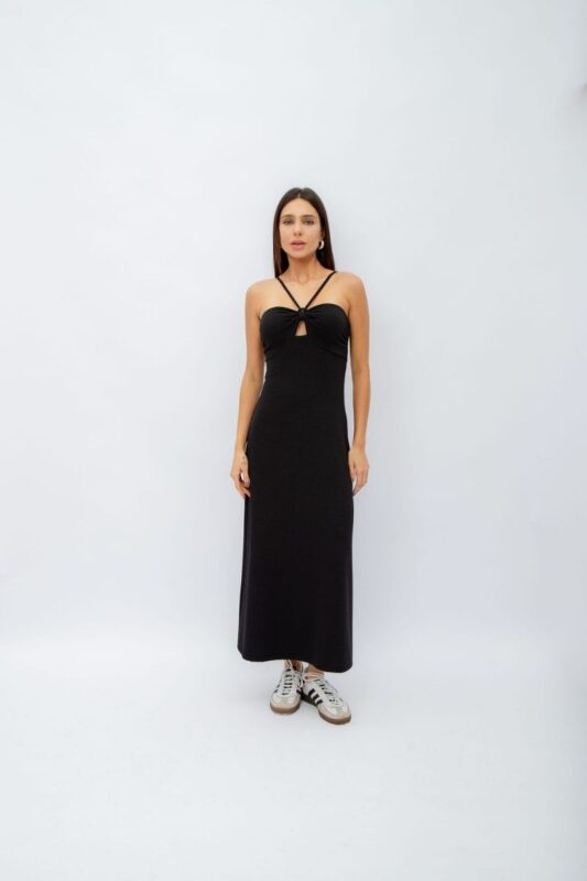 Vestido Kira é feito em malha com elastano. Além disso, o detalhe de nó no busto adiciona charme, enquanto a amarração nas costas garante um ajuste perfeito