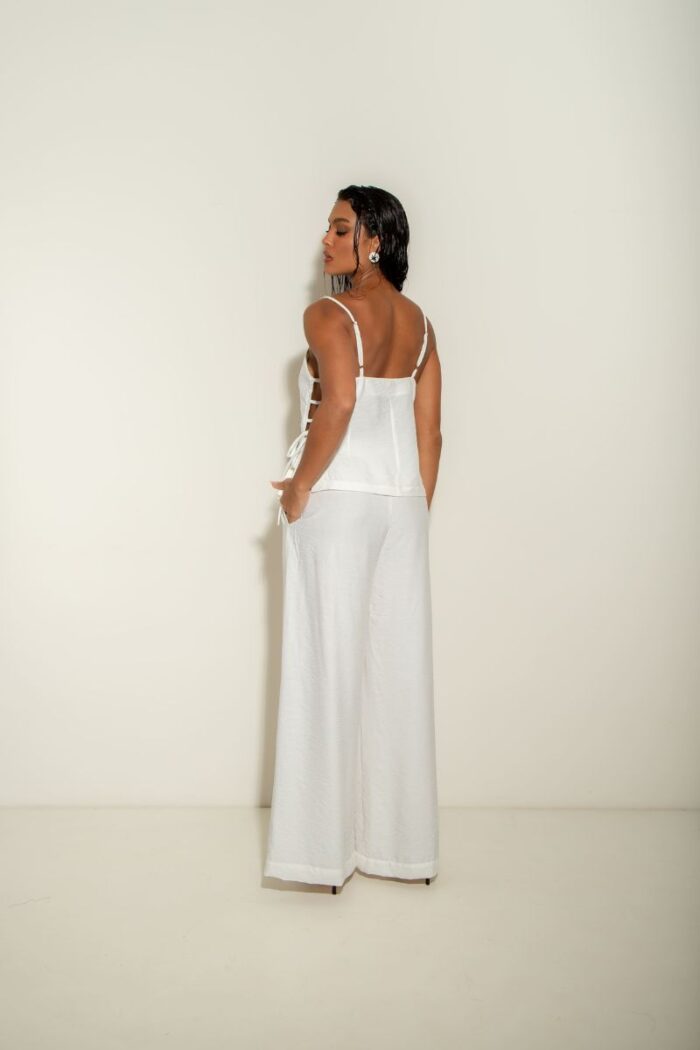 Conjunto Essence: calça pantalona ampla com bolso e elástico, e blusa com degolador, pence no busto e amarração nas laterais.