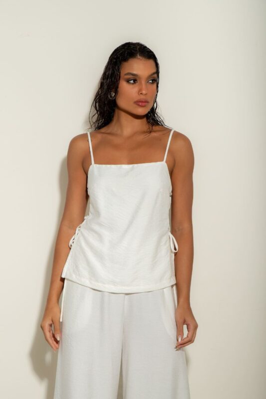Conjunto Essence: calça pantalona ampla com bolso e elástico, e blusa com degolador, pence no busto e amarração nas laterais.