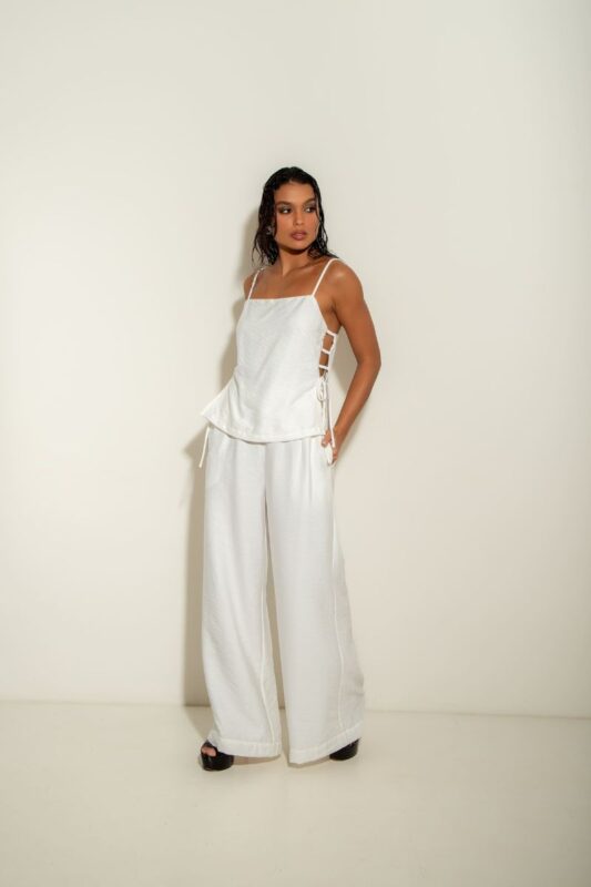 Conjunto Essence: calça pantalona ampla com bolso e elástico, e blusa com degolador, pence no busto e amarração nas laterais.