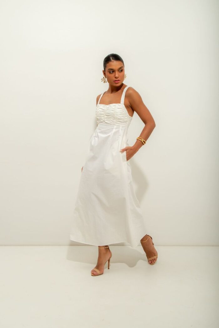 O Vestido Star é um modelo mid elegante, com busto drapeado. Conta com amarração nas costas para ajuste, bolsos laterais e alças com elástico.