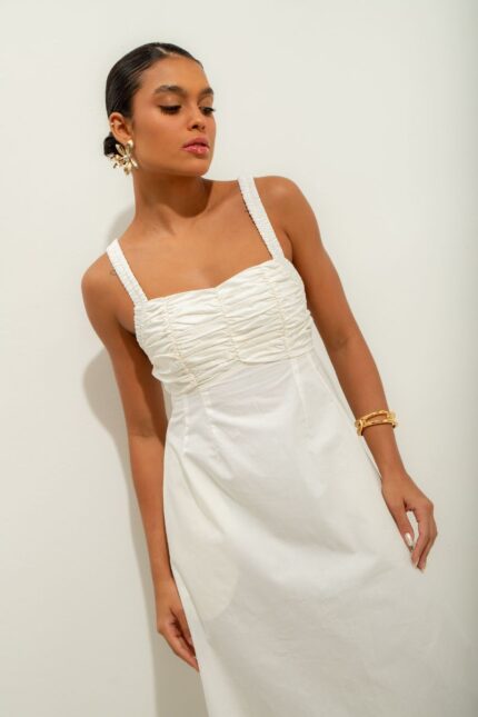 O Vestido Star é um modelo mid elegante, com busto drapeado. Conta com amarração nas costas para ajuste, bolsos laterais e alças com elástico.