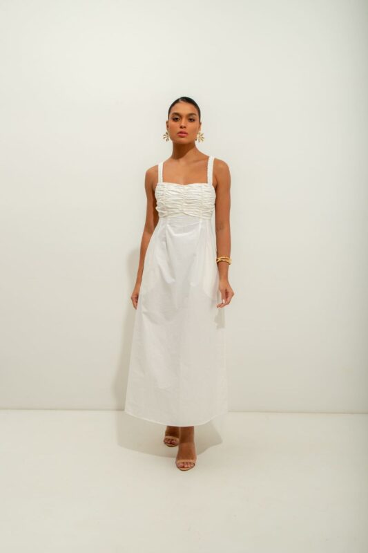 O Vestido Star é um modelo mid elegante, com busto drapeado. Conta com amarração nas costas para ajuste, bolsos laterais e alças com elástico.