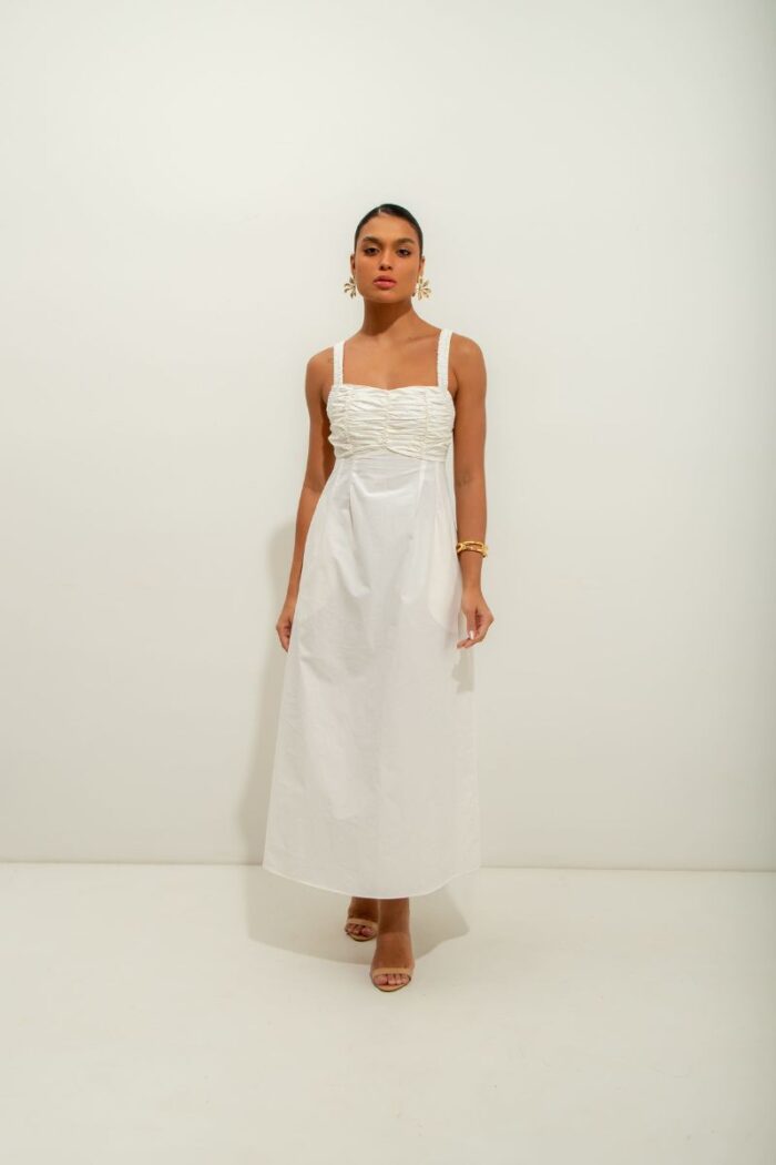 O Vestido Star é um modelo mid elegante, com busto drapeado. Conta com amarração nas costas para ajuste, bolsos laterais e alças com elástico.