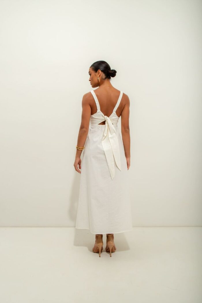 O Vestido Star é um modelo mid elegante, com busto drapeado. Conta com amarração nas costas para ajuste, bolsos laterais e alças com elástico.