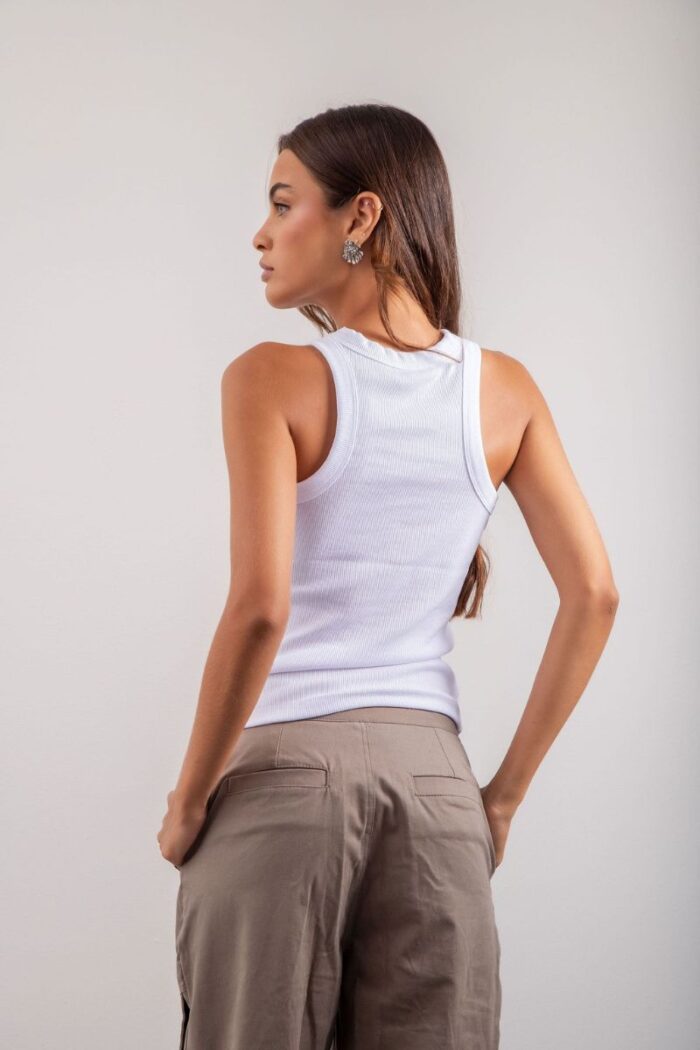 Calça Cargo Sarja com bolsos funcionais, fechamento por zíper e botão, combinando praticidade, conforto e estilo para diversas ocasiões do seu dia a dia.