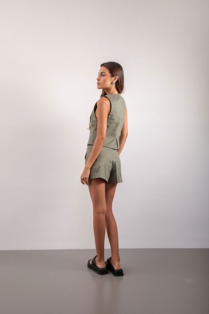 Short Saia Sarja curto, com fechamento por zíper invisível e detalhes de bolsos frontais, oferecendo estilo e conforto para o seu look casual.