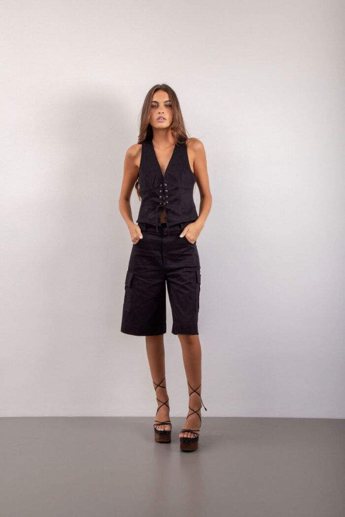 Bermuda Sarja com bolsos cargo nas laterais, fechamento em zíper e botão, oferecendo praticidade e estilo para o seu dia a dia.