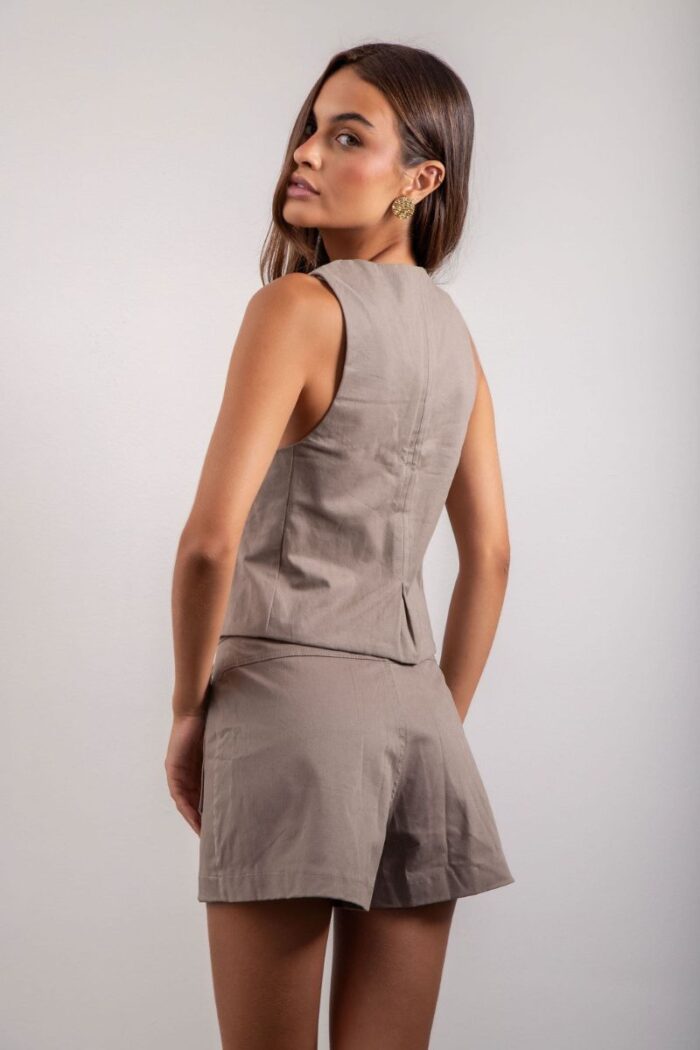 Corpete Sarja com modelagem confortáveShort Saia Sarja curto, com fechamento por zíper invisível e detalhes de bolsos frontais, oferecendo estilo e conforto para o seu look casual.l e amarração na frente, proporcionando um ajuste perfeito e um toque de estilo ao seu look.