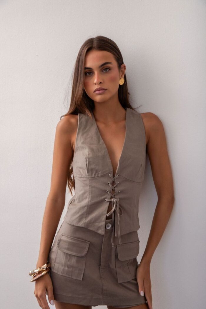 Corpete Sarja com modelagem confortável e amarração na frente, proporcionando um ajuste perfeito e um toque de estilo ao seu look.