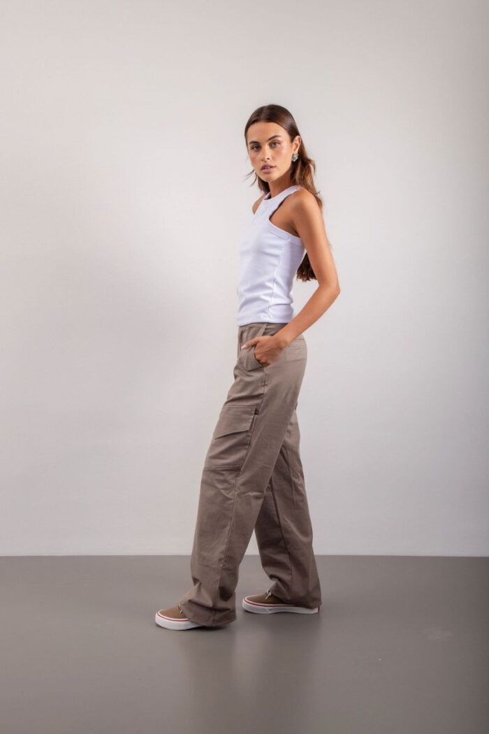 Calça Cargo Sarja com bolsos funcionais, fechamento por zíper e botão, combinando praticidade, conforto e estilo para diversas ocasiões do seu dia a dia.
