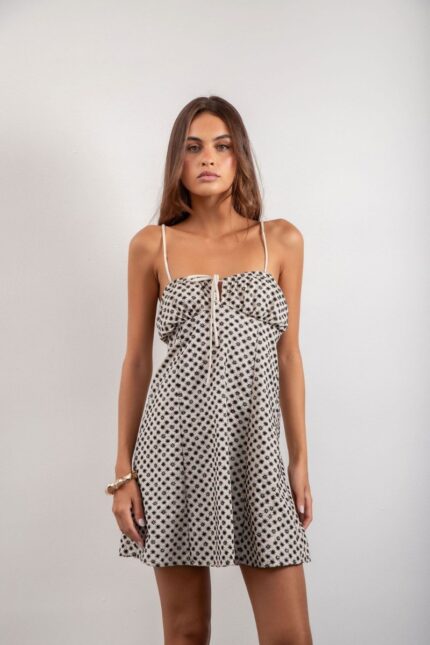 Vestido Elis é curto, forrado e feito em laise de algodão, com alças reguláveis, elástico e amarração nas costas, oferecendo conforto e um ajuste perfeito.