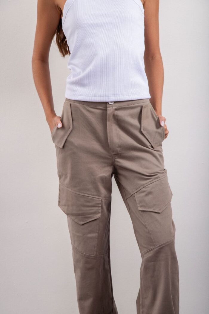 Calça Cargo Sarja com bolsos funcionais, fechamento por zíper e botão, combinando praticidade, conforto e estilo para diversas ocasiões do seu dia a dia.